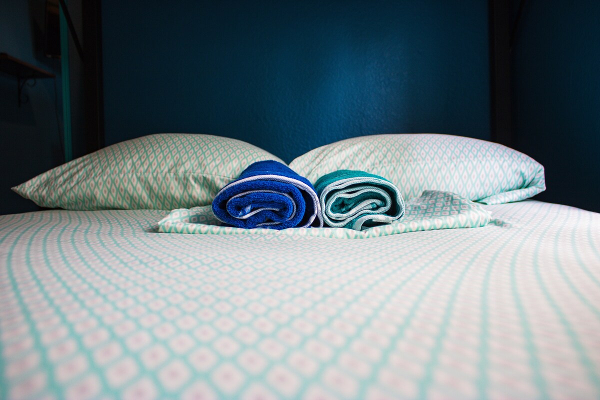 ฟรีผ้าเช็ดตัวผ้าปูที่นอนและผ้าห่มในห้อง