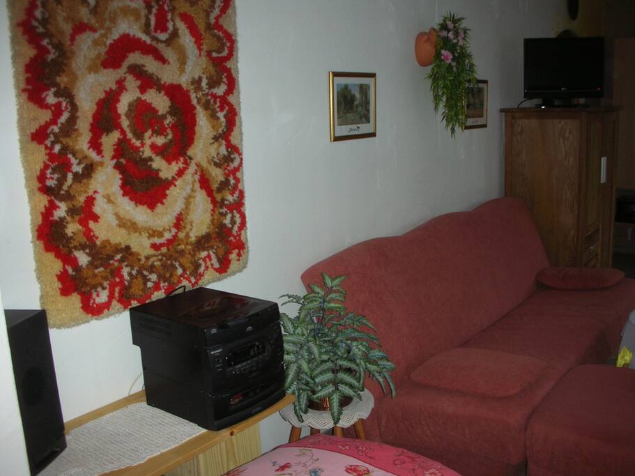 Radioanlage neben Sofa