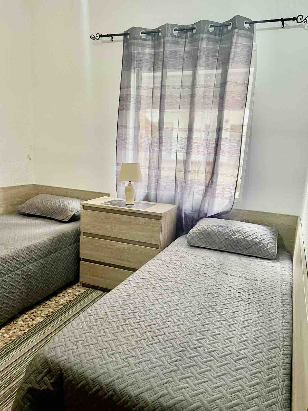 חדר שינה שני עם שתי מיטות בגודל מלא