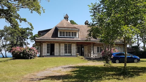 Lakefront Villa "Rose of the Winds"