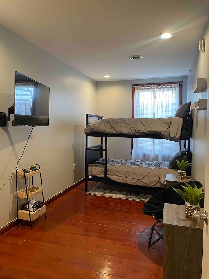 Izba s poschodovou posteľou je vhodná pre dospelých a deti.