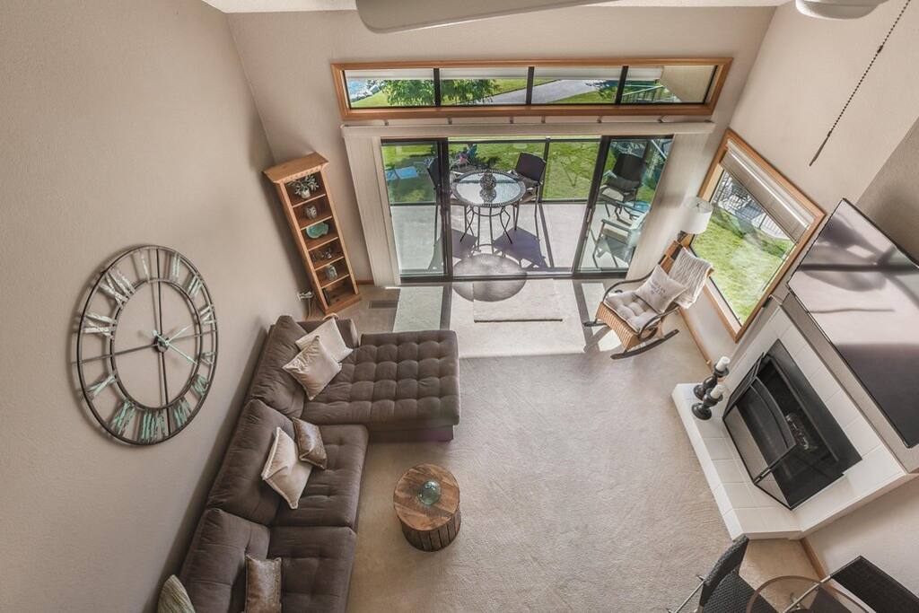 Lake Chelan Shores 11-6 - Main Living Space