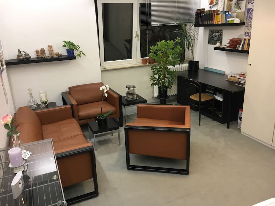 mit Schreibtisch