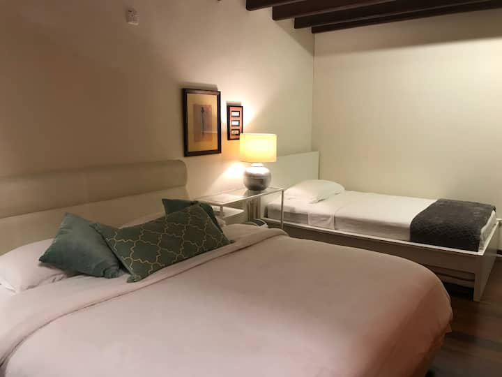 Საძინებელი 2: დიდი საწოლი + სუპერ ერთადგილიანი საწოლი