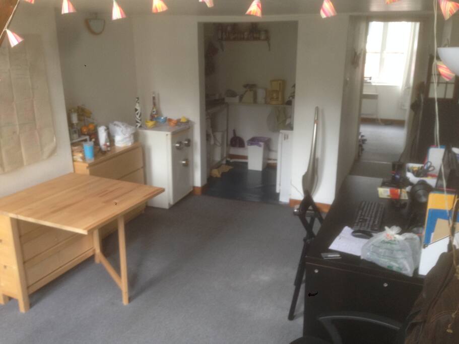 Salle principale avec accès direct sur la cuisine