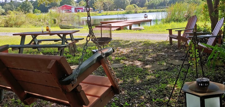 Entire House, Private Pond w/Canoe, Near Beaches