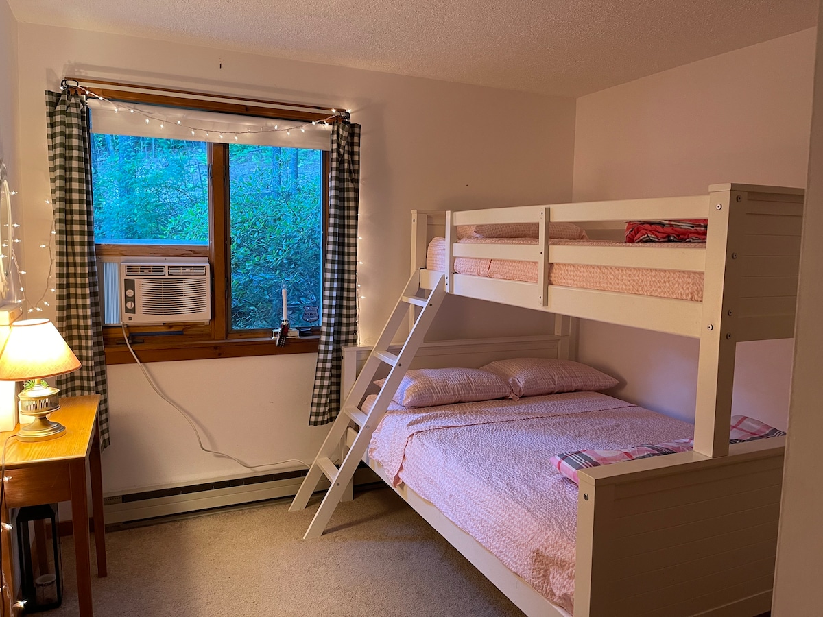 Due letti singoli su una stanza con letti a castello