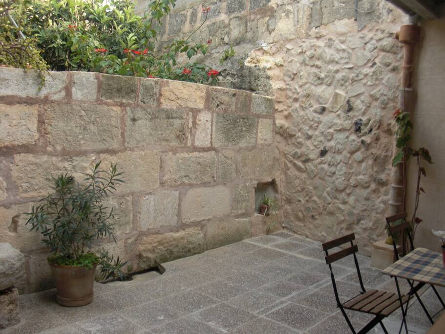 La terraza con espacio para la barbacoa