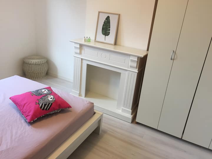 第二间卧室。斯堪的纳维亚风格卧室，配有双人床（ 2楼）