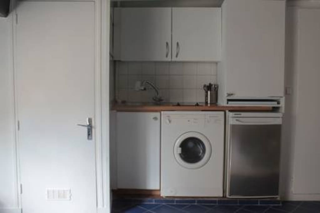 Cuisinette équipée : vaisselle, couverts, plaques vitro céramique, frigo, freezer, four micro-Ondes, casseroles et denrées de secours.
/
Fully equipped kitchenette: crockery, cutlery, vitro ceramic hot plate, fridge, freezer, micro-wave oven, pots and emergency dried food