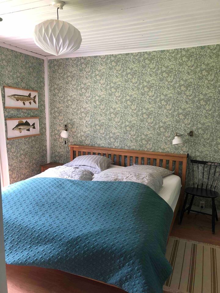 Dy krevate në dhomën e gjelbër.