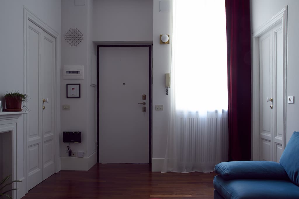 The other side of the living room, the door from the ballatoio and the window on the courtyard