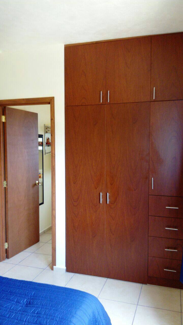 在这里，您可以看到卫生间入口和衣柜门