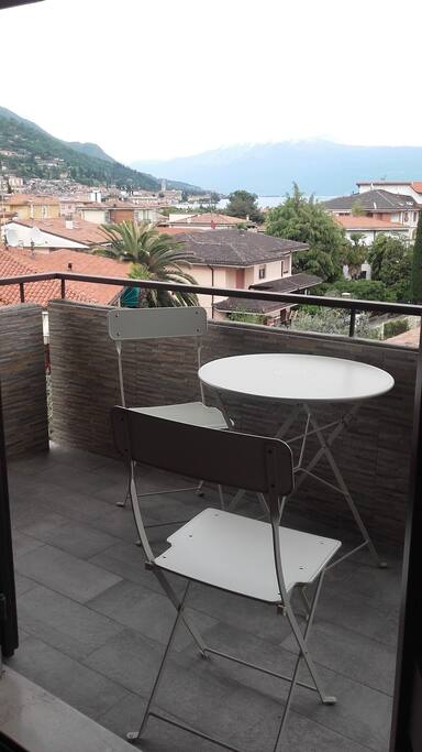 Balcone del soggiorno con vista lago