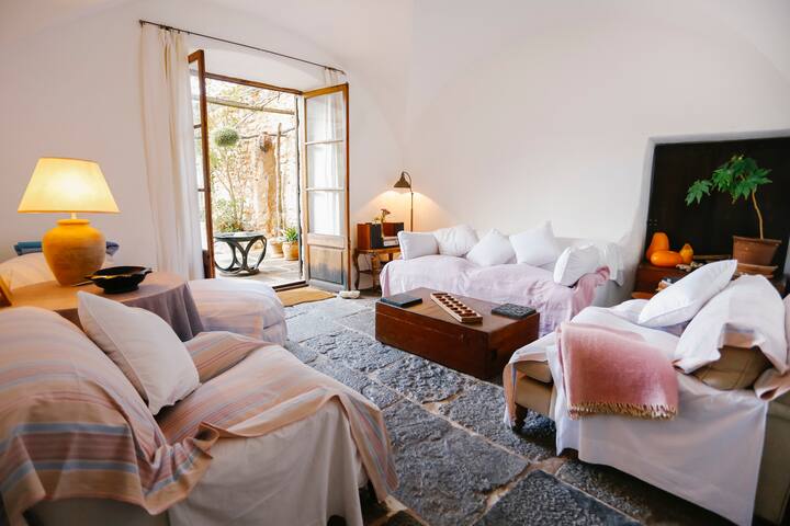 Amazing XIV century Villa Son Rullan country charm gallery image 5