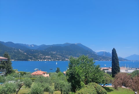 Villa with awesome view, few steps from the lake