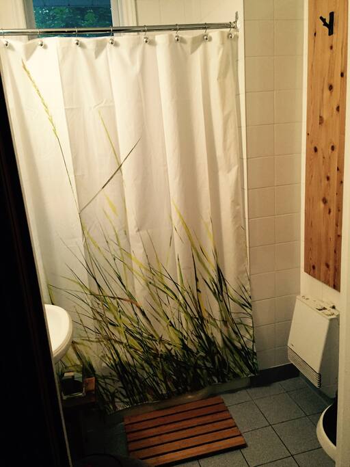 Salle de bain avec bain et douche
