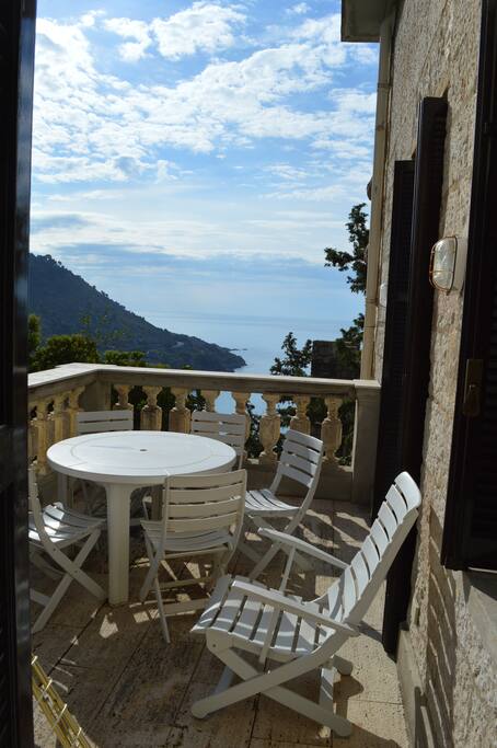 Terrazza alloggio e tavolo per mangiare esterno