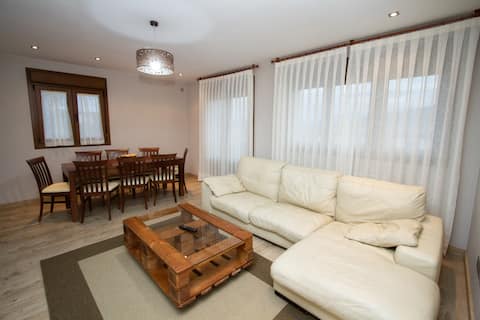 Airbnb con mejor rendimiento: Cuatrovistes Apartments * Casa Badimia / Sleeps 8+3 en Parres