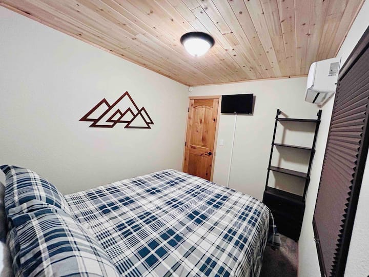 The bedrooms have their own individual climate controll and a queen sized bed. Bedding may differ from photo