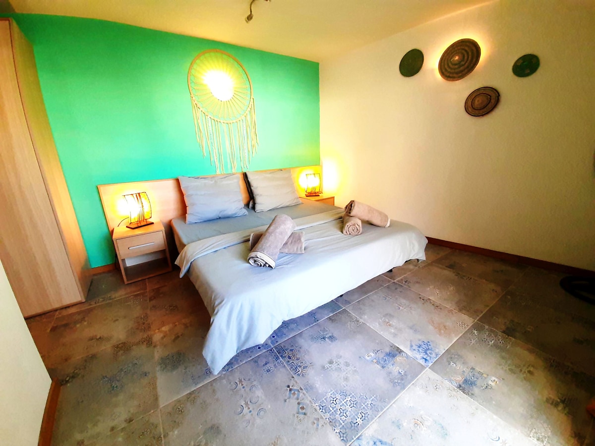 Slaapkamer met tweepersoonsbed dat kan worden omgebouwd tot twee eenpersoonsbedden