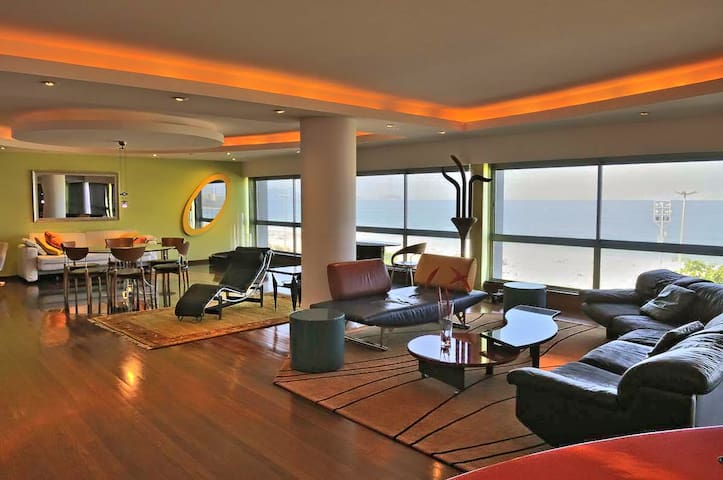 Front Beach 4-Bedroom Apartment