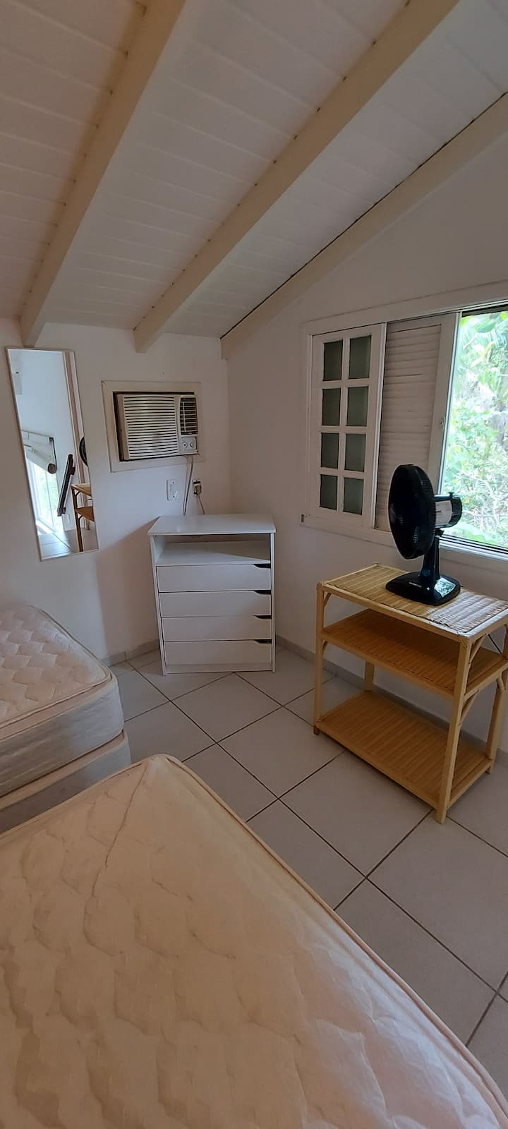 ห้องนอนชั้นบนพร้อมหน้าต่างไปยังป่า