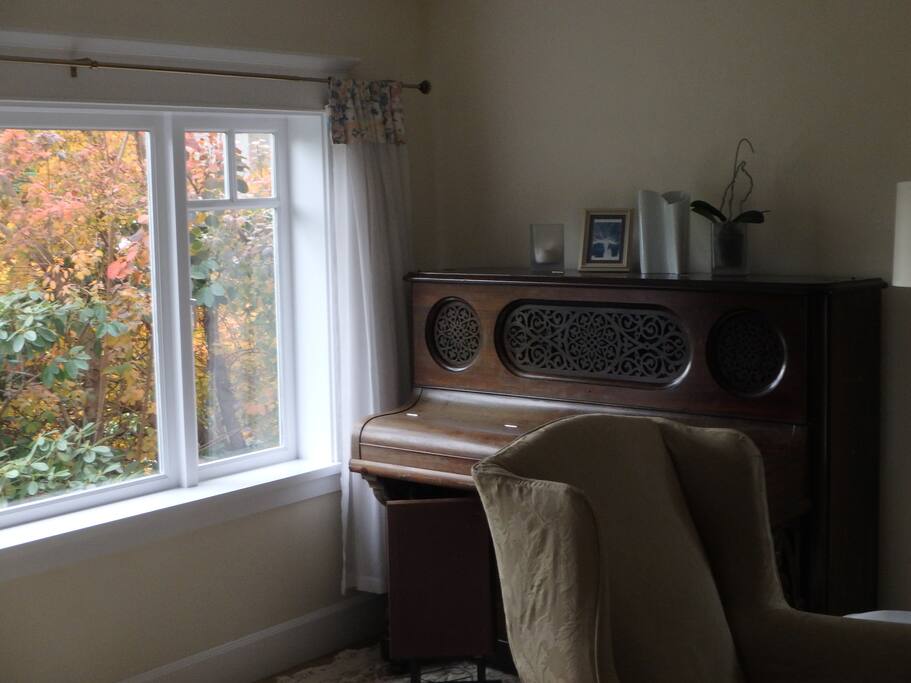 Living room with sofabed & piano