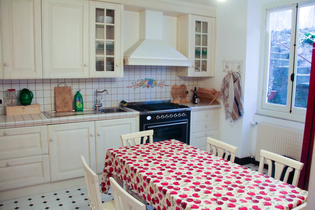 The fully equipped kitchen - la cucina è completamente accessoriata