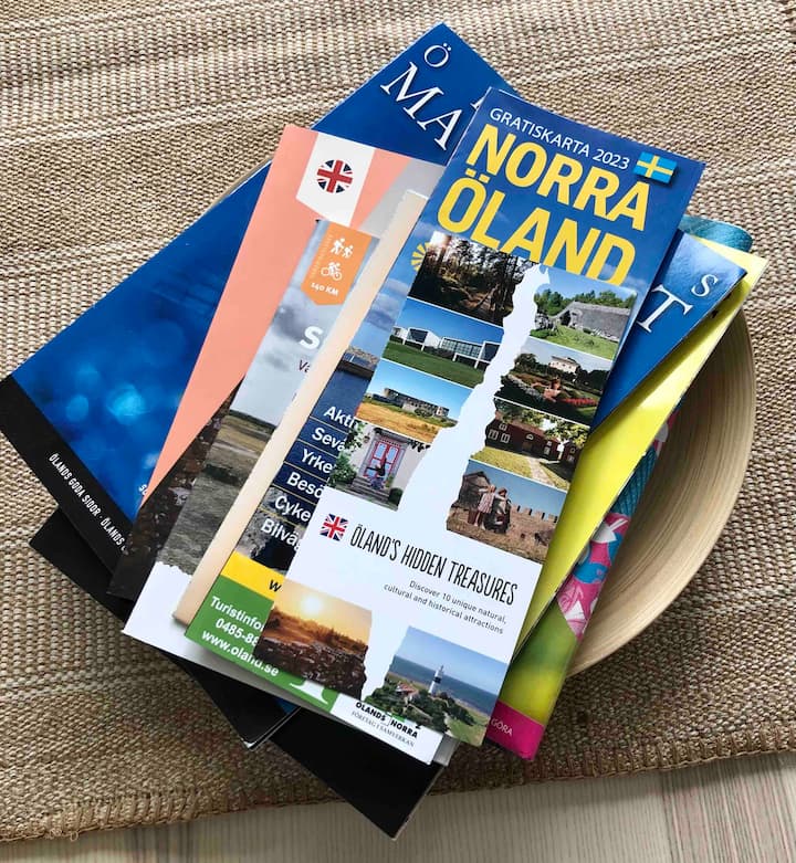 Имам много различни брошури. Моля, направете пътуването тук на Йоланд. 