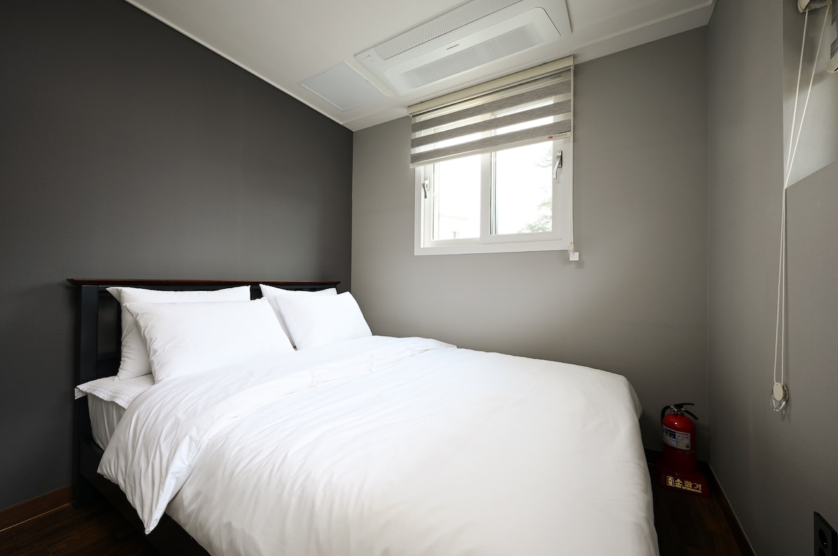 The first-floor
queen bedroom bed is classy.
Heating is possible with a ceiling-type air conditioner.