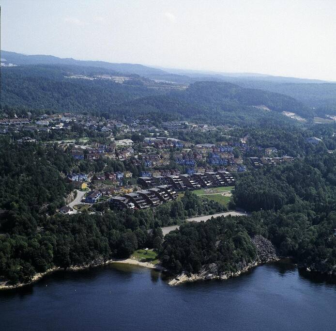Oversiktsbilde av Brattbakken Borettslag. Terrasseblokk nr 2 helt til venstre på bildet, er 4 H.