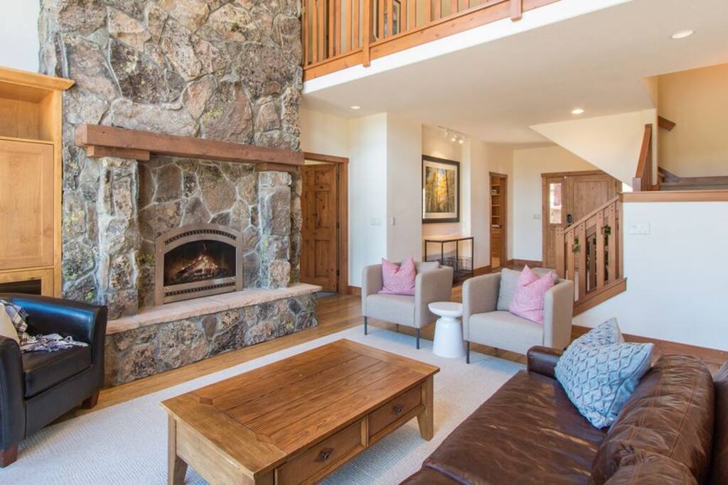 Natural light abounds in the living spaces, tastefully decorated with family-friendly furniture and textiles.