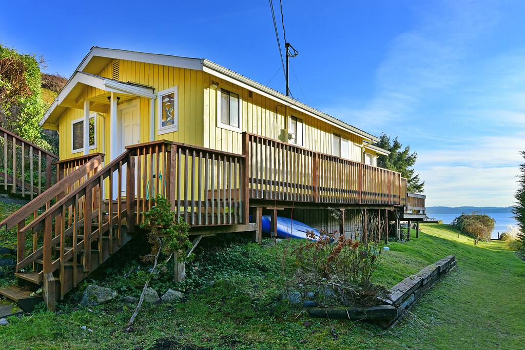 Front view of cabin.