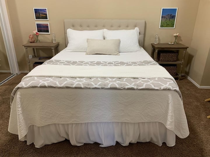 غرفة النوم الرئيسية. مرتبة ميموري فوم جديدة تمامًا للراحة والدعم لقضاء ليلة أفضل. 