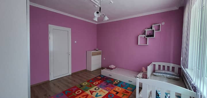 Детска стая с две легла.
Наличен проектор за прожектиране на филми и телеяизия на стена.