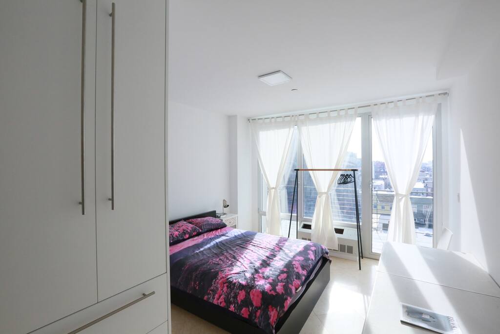 large clean comfy queen bed