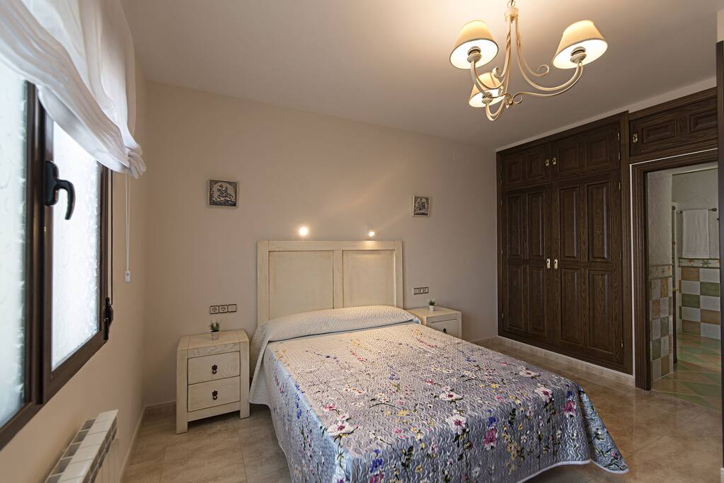 DOMINUS
Dormitorio equipado con una cama de matrimonio de 150 cm, sofá de tres plazas, armario empotrado y baño en suite