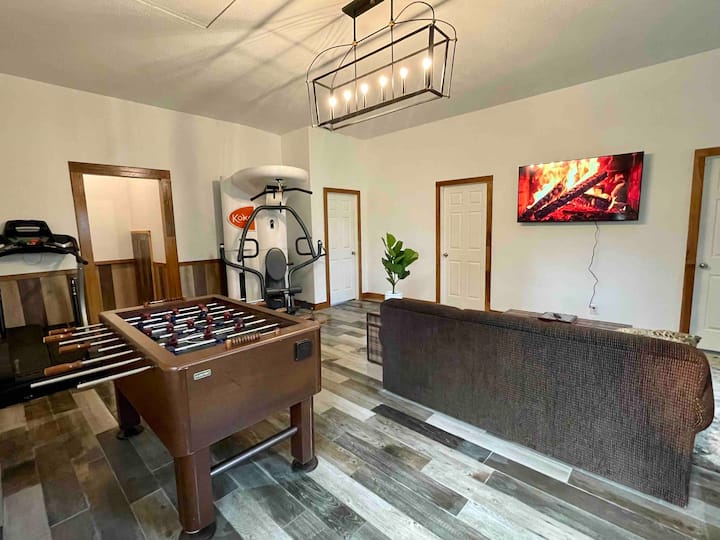 Up North Getaway Centrally Located With Hot Tub