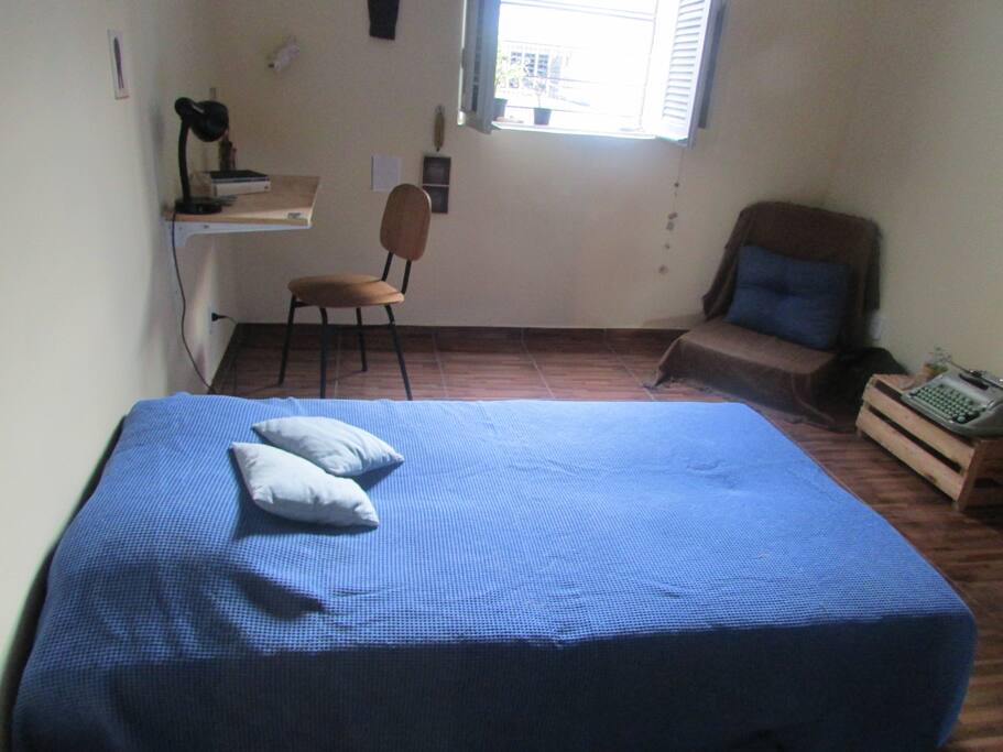 quarto com sofá cama e mesa