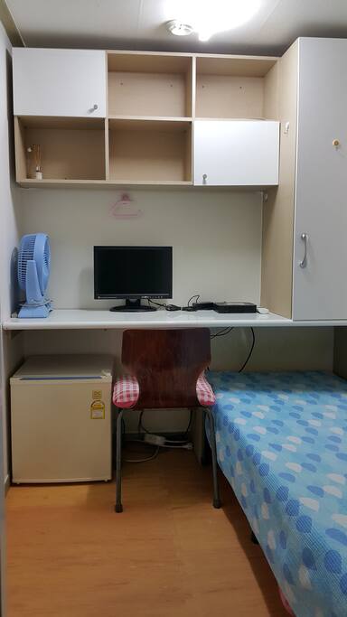 미니룸입니다.침대, 책상, 의자, 책장, 옷장, 선풍기, 냉장고
Mini-room with bed, desk, chair, bookshelf, wardrobe, fan, Refrigerator