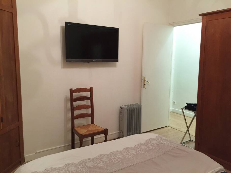 TV écran géant dans chambre à coucher