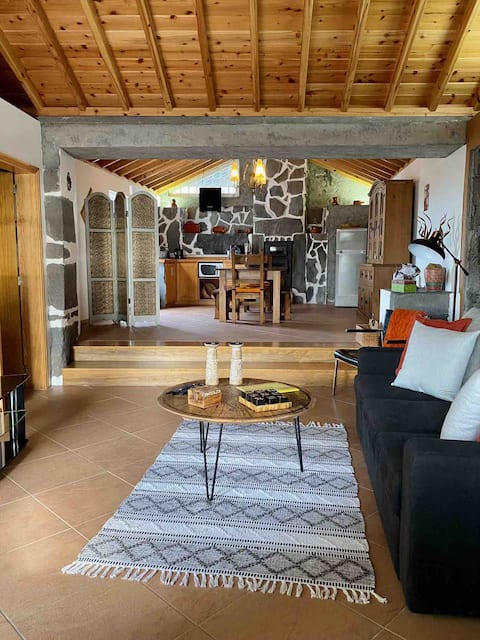 Airbnb em destaque: Charming Beach House along the Ocean em Açores