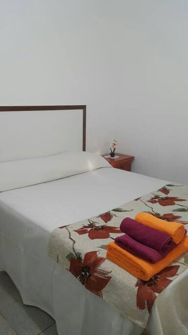 Habitación con cama matrimonial
