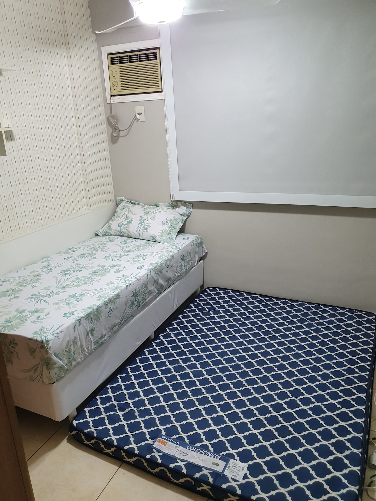 Ortobom s dvostrukim madracem. Debeo je 8 cm, što ga čini vrlo udobnim. Posteljina se nalazi u ormaru.