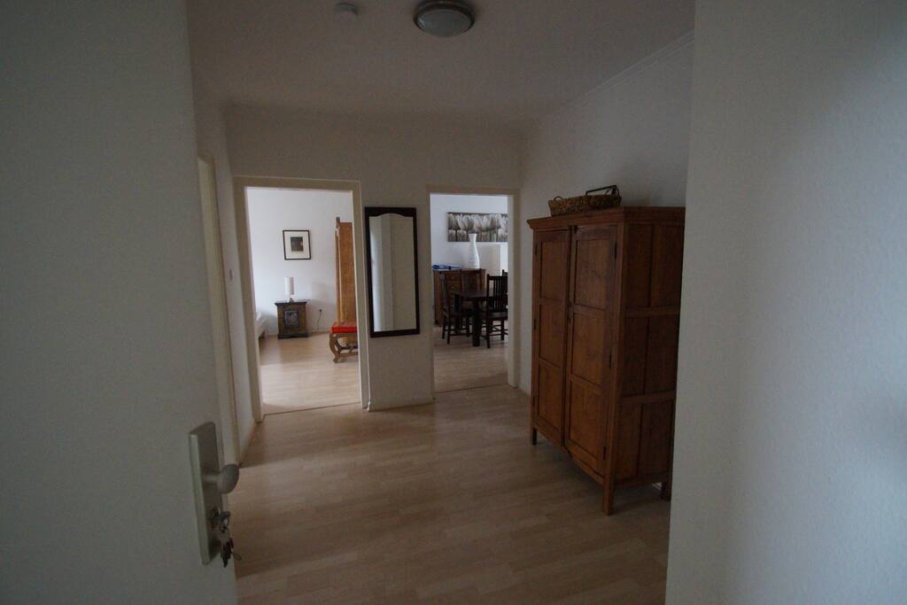 Flur mit Blick zum Wohnzimmer und Schlafzimmer / Hall with view into Sitting room and bedroom
