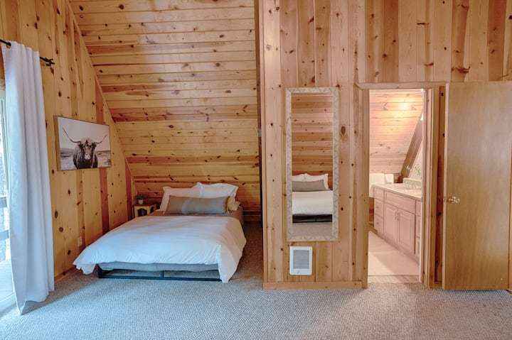 1 سرير كبير في غرفة النوم رقم3