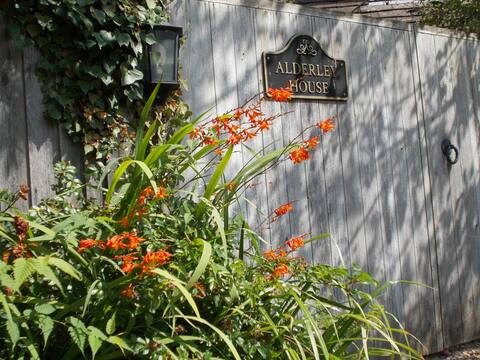 4 bed detached cottage close to village