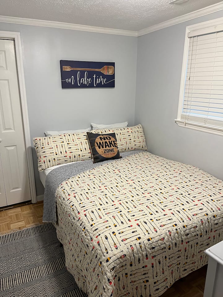 Front bedroom
Queen bed, fresh linens. 