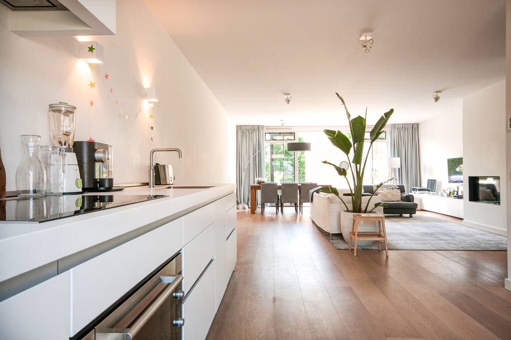 Zeer royale woonkamer met moderne open keuken